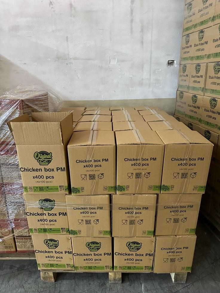 TERA Fulfilment Londra deposunda ahşap palet üzerinde paletlenmiş Chicken box PM kolileri